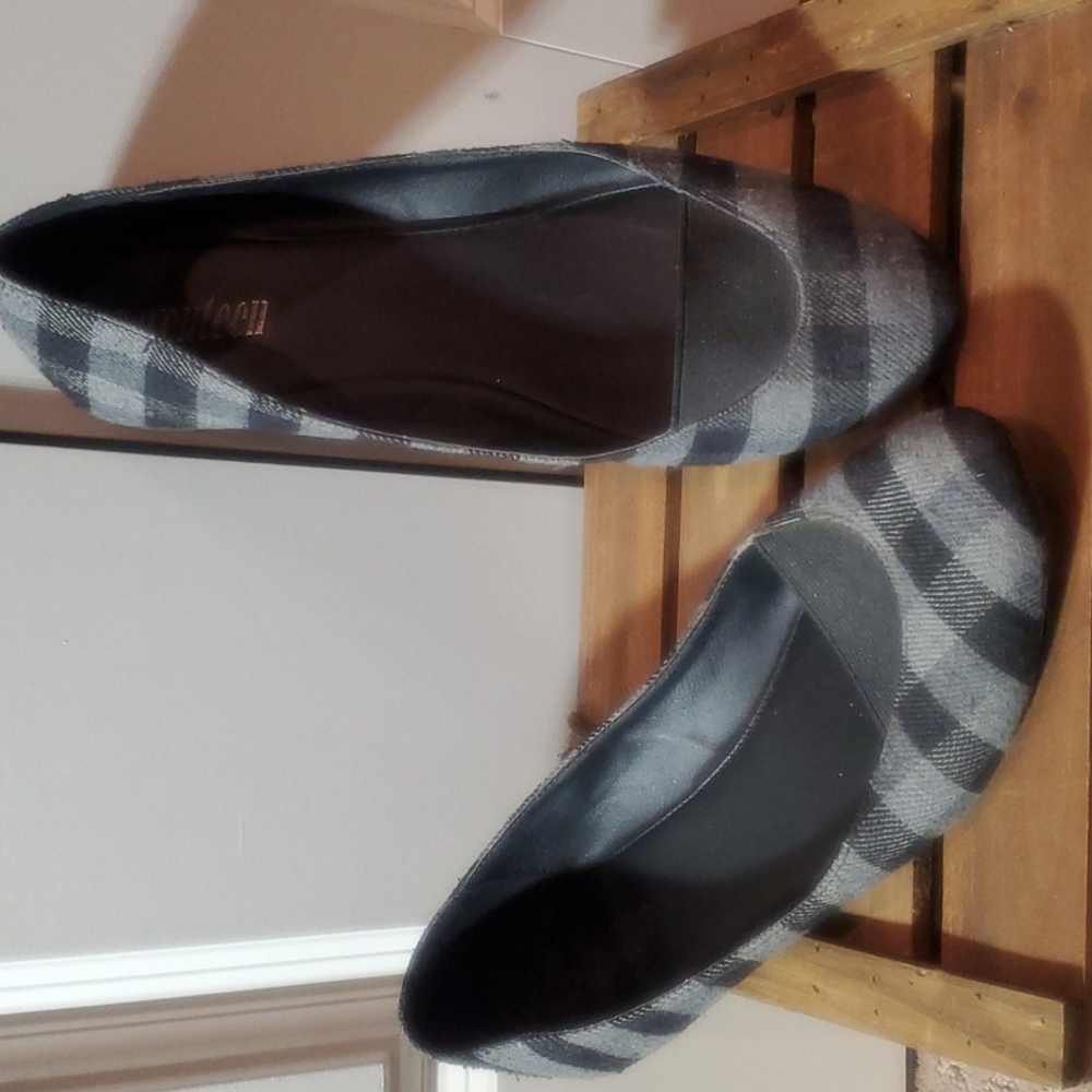 Seventeen black/grey check print flats